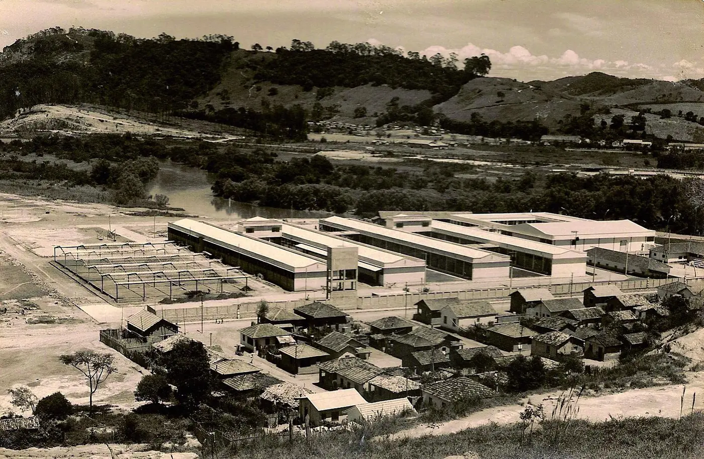 Vista histórica da Escola Técnica de Eletrônica Francisco Moreira da Costa em construção